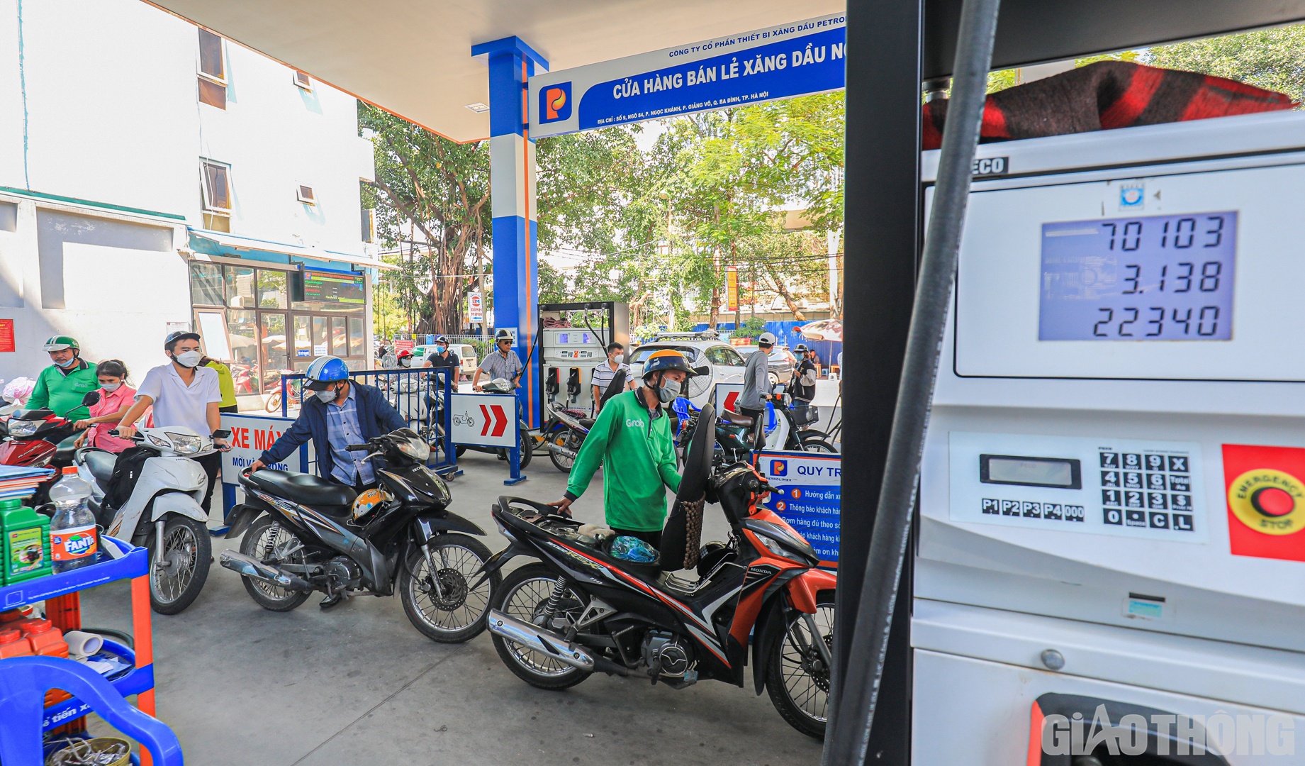 Bộ trưởng T&agrave;i ch&iacute;nh kiến nghị, sắp tới sửa Nghị định 95, đề nghị Ch&iacute;nh phủ giao to&agrave;n diện phần xăng dầu về Bộ C&ocirc;ng thương, gồm việc quyết định gi&aacute;, chi ph&iacute; định mức.
Việc n&agrave;y nhằm đảm bảo chủ động nguồn cung giữa đầu mối, ph&acirc;n phối v&agrave; b&aacute;n lẻ; Chủ động điều chỉnh chi ph&iacute; định mức v&agrave; giải quyết kh&oacute; khăn, nguồn cung xăng dầu.