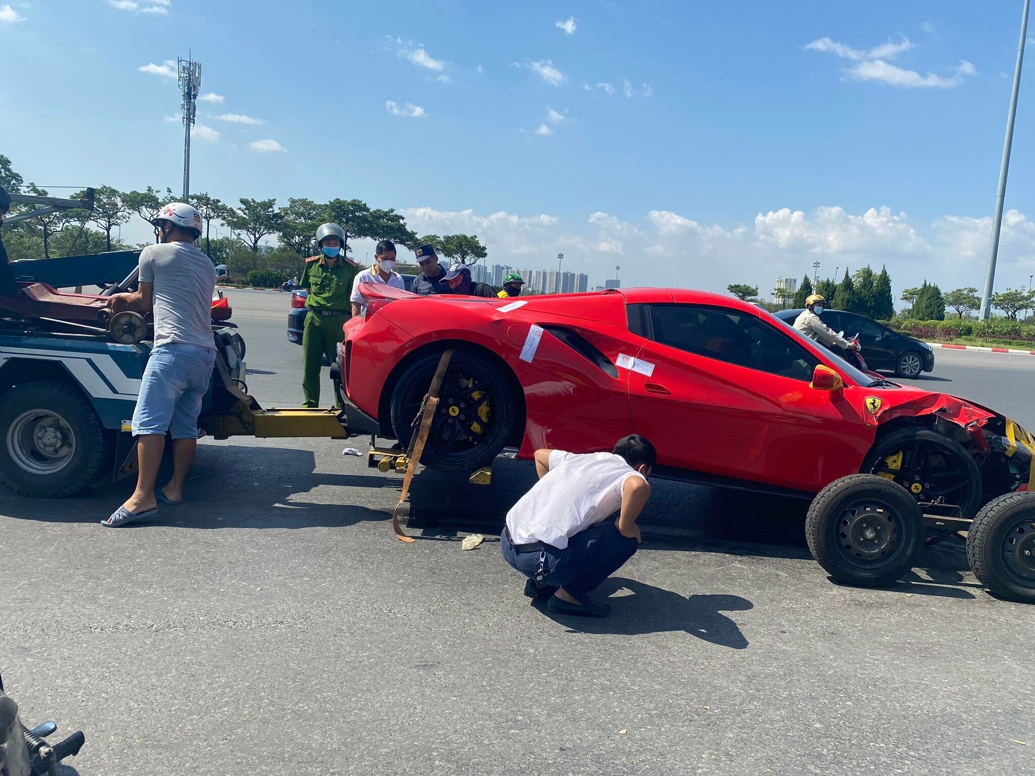 Sau khi kh&aacute;m nghiệm hiện trường xong chiếc xe Ferrari 488 được lực lượng chức năng tiến h&agrave;nh cẩu k&eacute;o khỏi hiện trường.