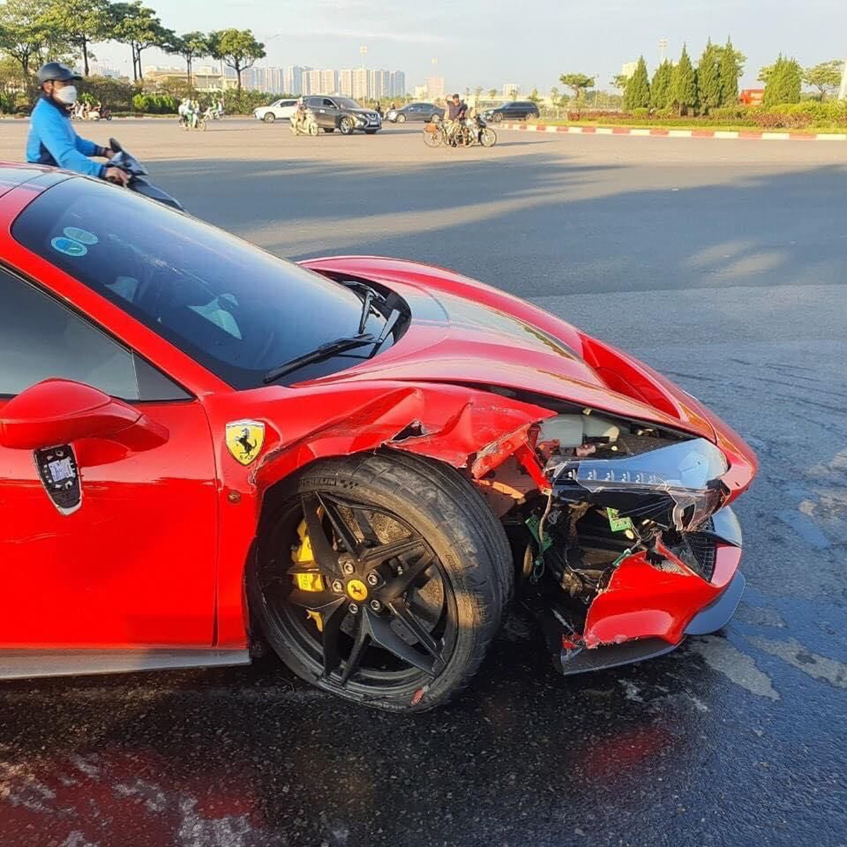 C&uacute; va chạm đ&atilde; khiến đầu chiếc xe Ferrari 488 vỡ n&aacute;t một phần ph&iacute;a b&ecirc;n phải.