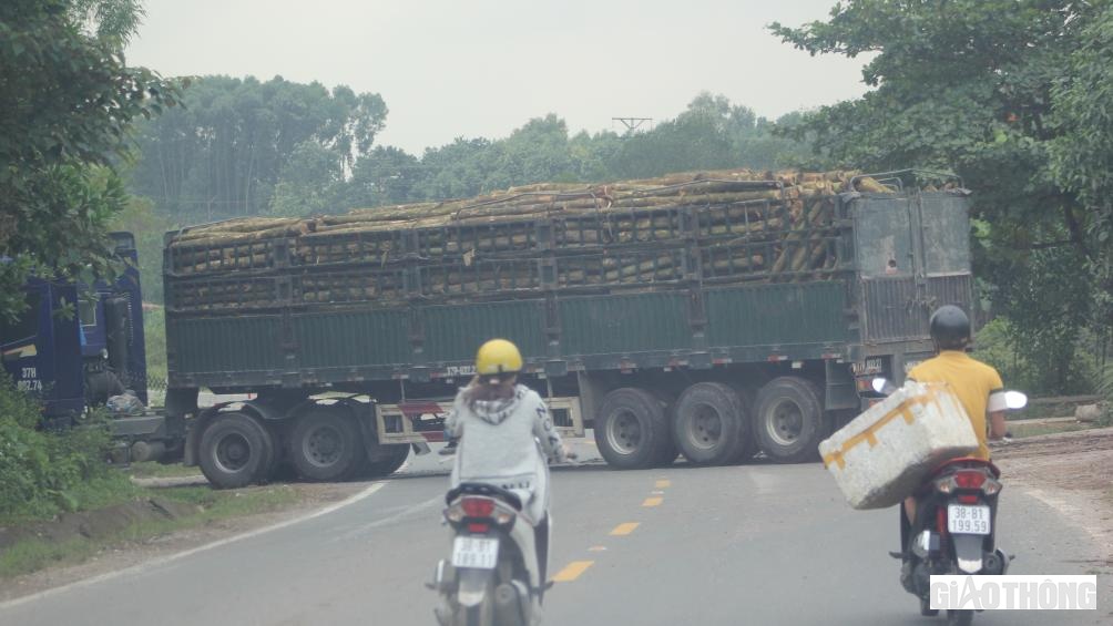 Do các điểm tập kết gỗ keo nằm sát đường nên mỗi lần xe di chuyển vào ra bãi tập kết thu mua thường gây ách tắc giao thông trên tuyến đường mòn Hồ Chí Minh.