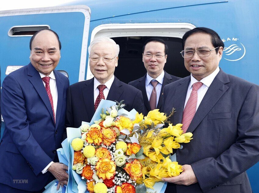 Chủ tịch nước Nguyễn Xu&acirc;n Ph&uacute;c, Thủ tướng Phạm Minh Ch&iacute;nh tặng hoa, tiễn Tổng B&iacute; thư Nguyễn Ph&uacute; Trọng l&ecirc;n đường thăm ch&iacute;nh thức Trung Quốc. Ảnh - TTXVN