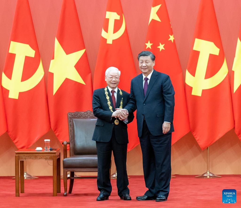 Trong chuyến thăm, Tổng b&iacute; thư Nguyễn Ph&uacute; Trọng nhận Hu&acirc;n chương Hữu nghị của nước Cộng h&ograve;a Nh&acirc;n d&acirc;n Trung Hoa do Tổng B&iacute; thư, Chủ tịch Trung Quốc Tập Cận B&igrave;nh thay mặt Đảng, Ch&iacute;nh phủ Trung Quốc trao tặng. Ảnh - TTXVN
