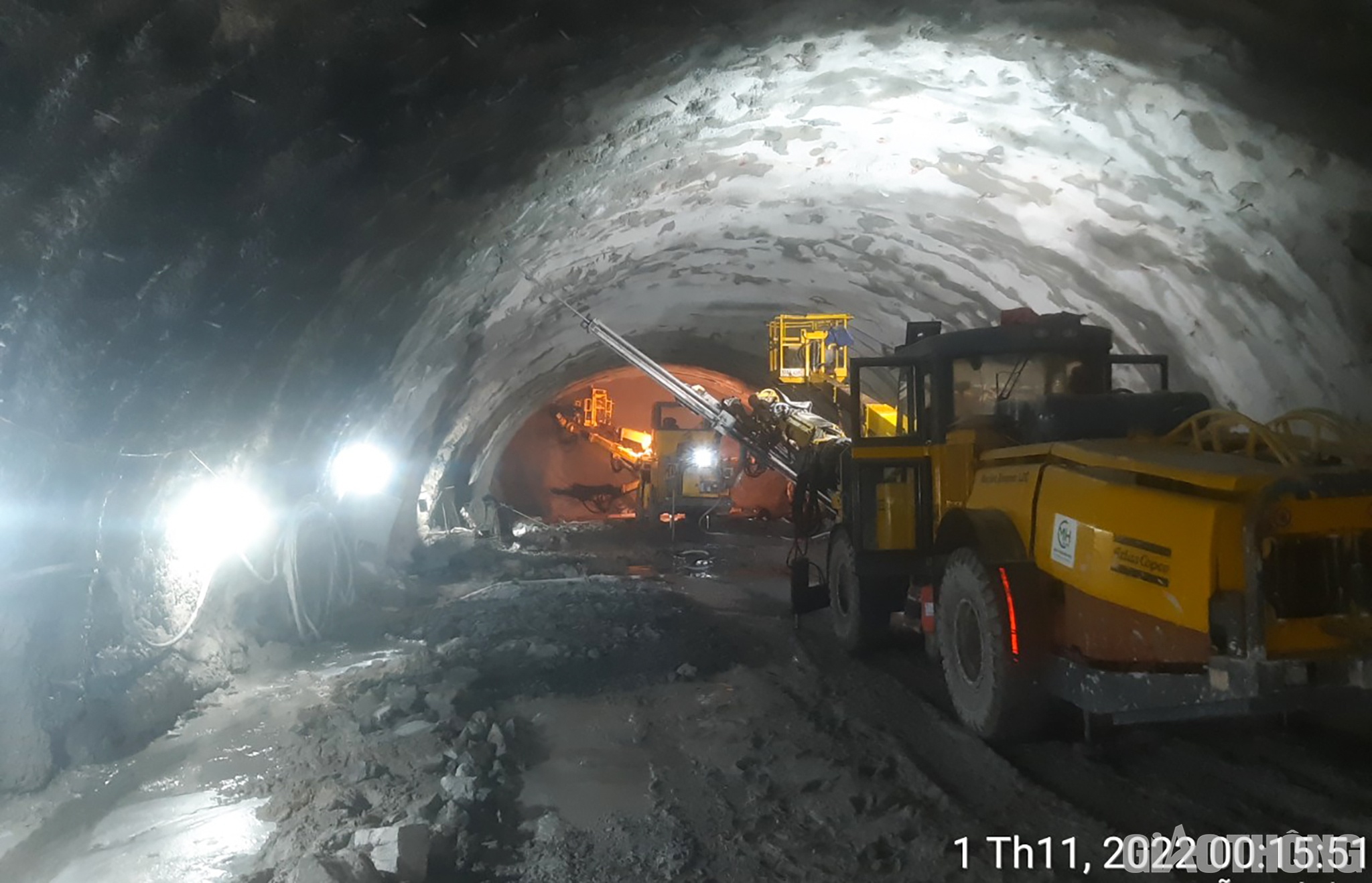 Kỹ sư V&otilde; Sơn Hải - Chỉ huy trưởng c&ocirc;ng trường thi c&ocirc;ng hầm Thần Vũ (C&ocirc;ng ty TNHH H&ograve;a Hiệp) cho biết: Hiện tại 100 kỹ sư c&ocirc;ng nh&acirc;n vẫn đang chia ca l&agrave;m việc li&ecirc;n tục 24/24h. Ở phần thi c&ocirc;ng cửa hầm ph&iacute;a Bắc đ&atilde; khoan được 110m. Ph&iacute;a nam đ&atilde; dựng xong hầm tạm v&agrave; khoan v&agrave;o được 3m. (Trong h&igrave;nh l&agrave; cảnh m&aacute;y khoan đang khoan ở cửa hầm ph&iacute;a Bắc)