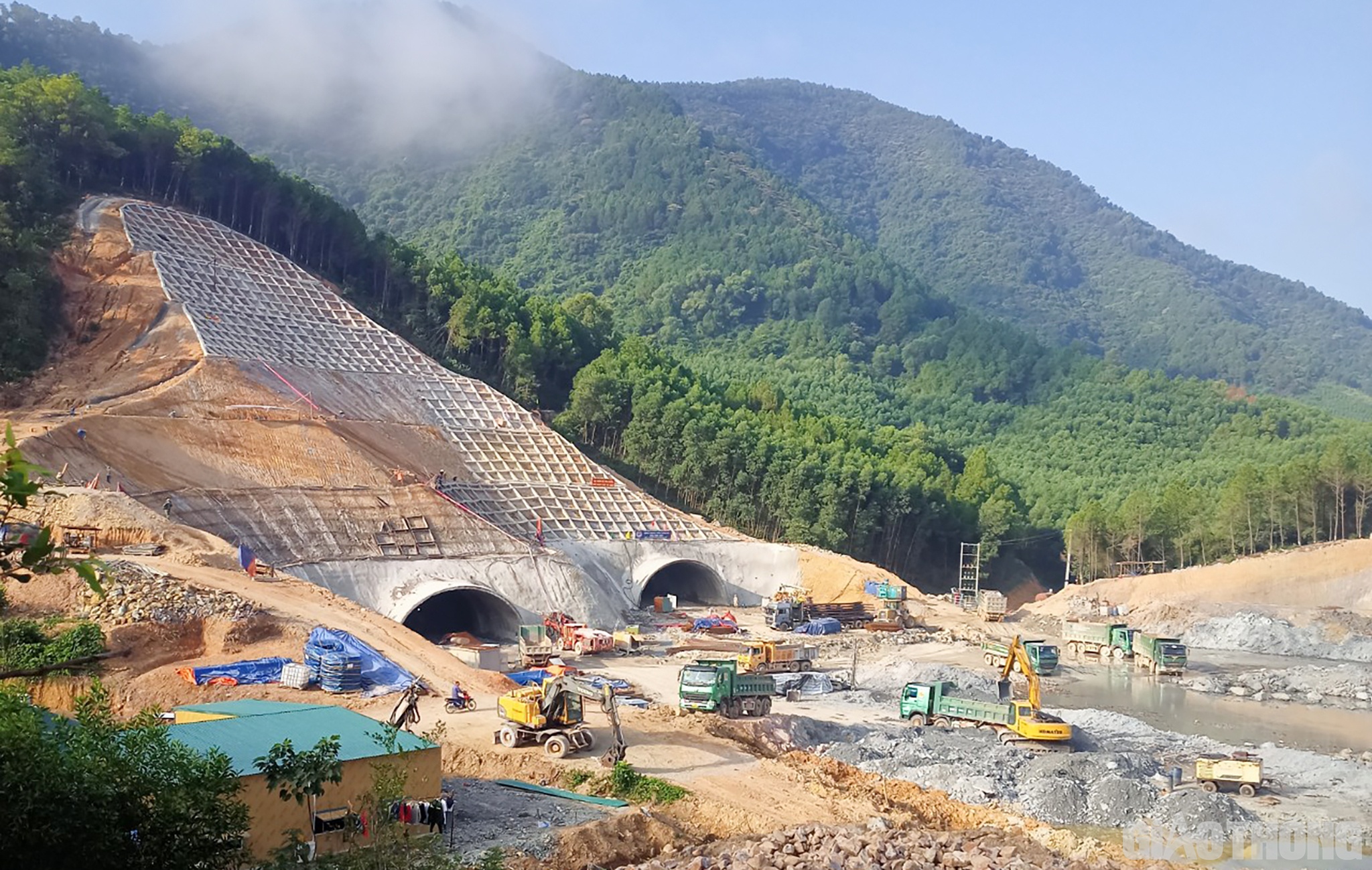 Được biết, đến nay, sau khi điều chỉnh tiến độ lần 2, to&agrave;n dự &aacute;n đ&atilde; huy động 93/98 mũi thi c&ocirc;ng, tổng gi&aacute; trị c&aacute;c nh&agrave; thầu thực hiện được l&agrave; 1.416,4/1.517,5 tỷ đồng, đạt 93,3% kế hoạch v&agrave; 16,5% gi&aacute; trị hợp đồng, chậm 1,1%. (Trong h&igrave;nh l&agrave; kh&ocirc;ng kh&iacute; thi c&ocirc;ng cửa ph&iacute;a Bắc hầm Thần Vũ)