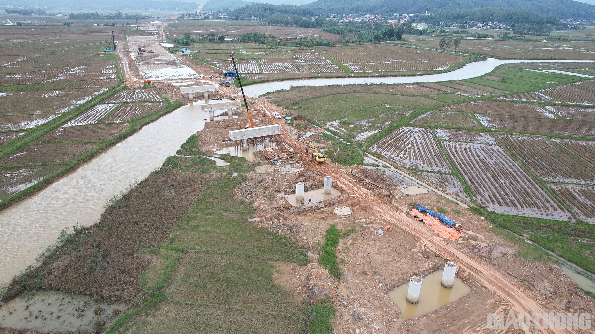 Ngo&agrave;i những kh&oacute; khăn về thời tiết vừa qua, đến nay, Dự &aacute;n cao tốc Bắc - Nam, đoạn Diễn Ch&acirc;u - B&atilde;i Vọt vẫn c&ograve;n một số kh&oacute; khăn kh&aacute;c như c&oacute; một số vị tr&iacute; mặt bằng l&agrave; c&ocirc;ng tr&igrave;nh điện lưới chưa được di dời.