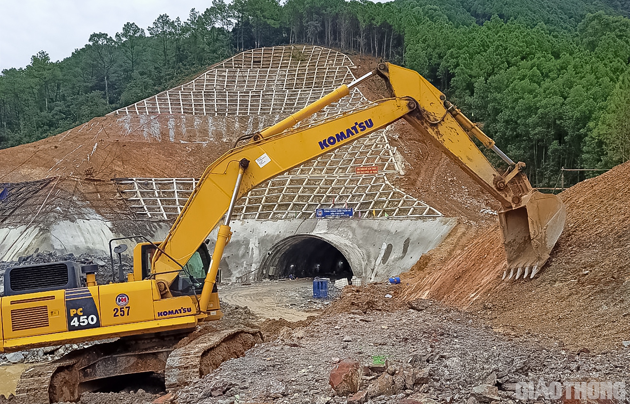 Tại vị tr&iacute; thi c&ocirc;ng hầm Thần Vũ, nơi được xem l&agrave; &iacute;t bị ảnh hưởng bởi thời tiết nhất nhưng cũng bị gi&aacute;n đoạn, chậm tiến độ 15 ng&agrave;y so với dự kiến.