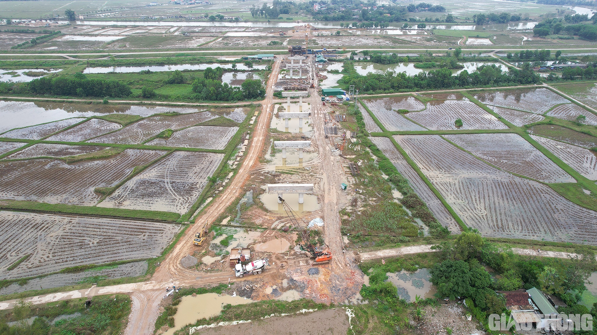Sau thời gian d&agrave;i ngưng trệ do mưa b&atilde;o, ngập lụt, đến nay, to&agrave;n bộ c&aacute;c nh&agrave; thầu trong dự &aacute;n cao tốc Bắc - Nam đoạn Diễn Ch&acirc;u - B&atilde;i Vọt đ&atilde; l&agrave;m việc trở lại b&igrave;nh thường.