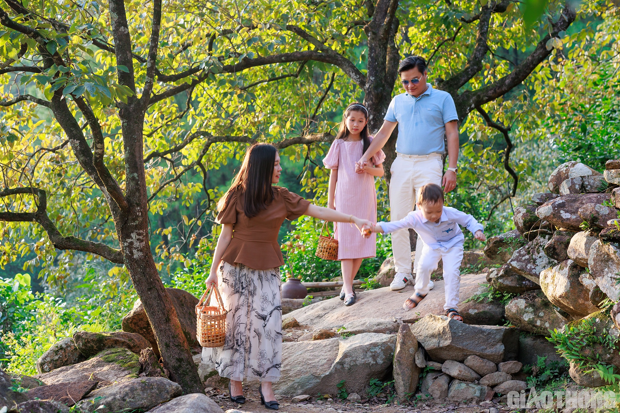 Anh Trần Vĩnh Qu&yacute;, ở TP Vinh (Nghệ An) cho biết: Năm ngo&aacute;i gia đ&igrave;nh t&ocirc;i đ&atilde; đi vườn hồng nhưng năm nay t&ocirc;i lại đưa vợ con l&ecirc;n đ&acirc;y chơi. Năm nay, ngo&agrave;i cảnh vườn hồng, du kh&aacute;ch c&ograve;n c&oacute; th&ecirc;m chỗ để cắm trại, nướng BBQ&hellip; &ldquo;Đ&acirc;y đ&uacute;ng l&agrave; nơi l&yacute; tưởng để c&aacute;c con trẻ ho&agrave; m&igrave;nh v&agrave;o thi&ecirc;n nhi&ecirc;n sau nhịp sống hối hả ở thị th&agrave;nh&rdquo;, anh Qu&yacute; n&oacute;i.