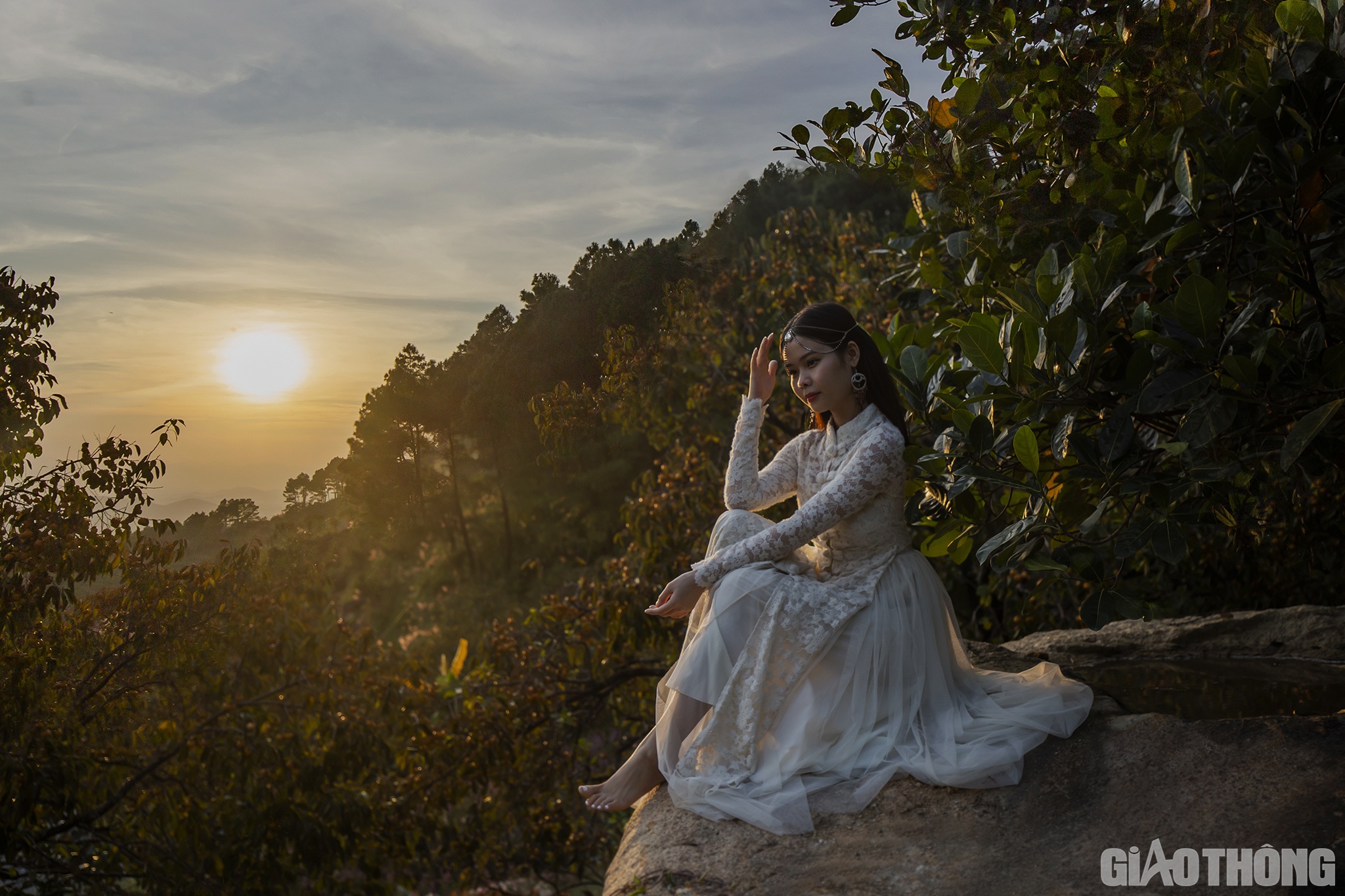 Ngo&agrave;i ra ở đ&acirc;y c&ograve;n c&oacute; khu camping view nh&igrave;n xuống thị trấn Nam Đ&agrave;n tạo n&ecirc;n một khung cảnh tuyệt mỹ mỗi khi ho&agrave;ng h&ocirc;n xuống. Tại đ&acirc;y, du kh&aacute;ch cũng c&oacute; thể sử dụng c&aacute;c phụ kiện chụp ảnh miễn ph&iacute; hoặc thu&ecirc; trang phục v&agrave; thu&ecirc; thợ chụp ảnh tại vườn.