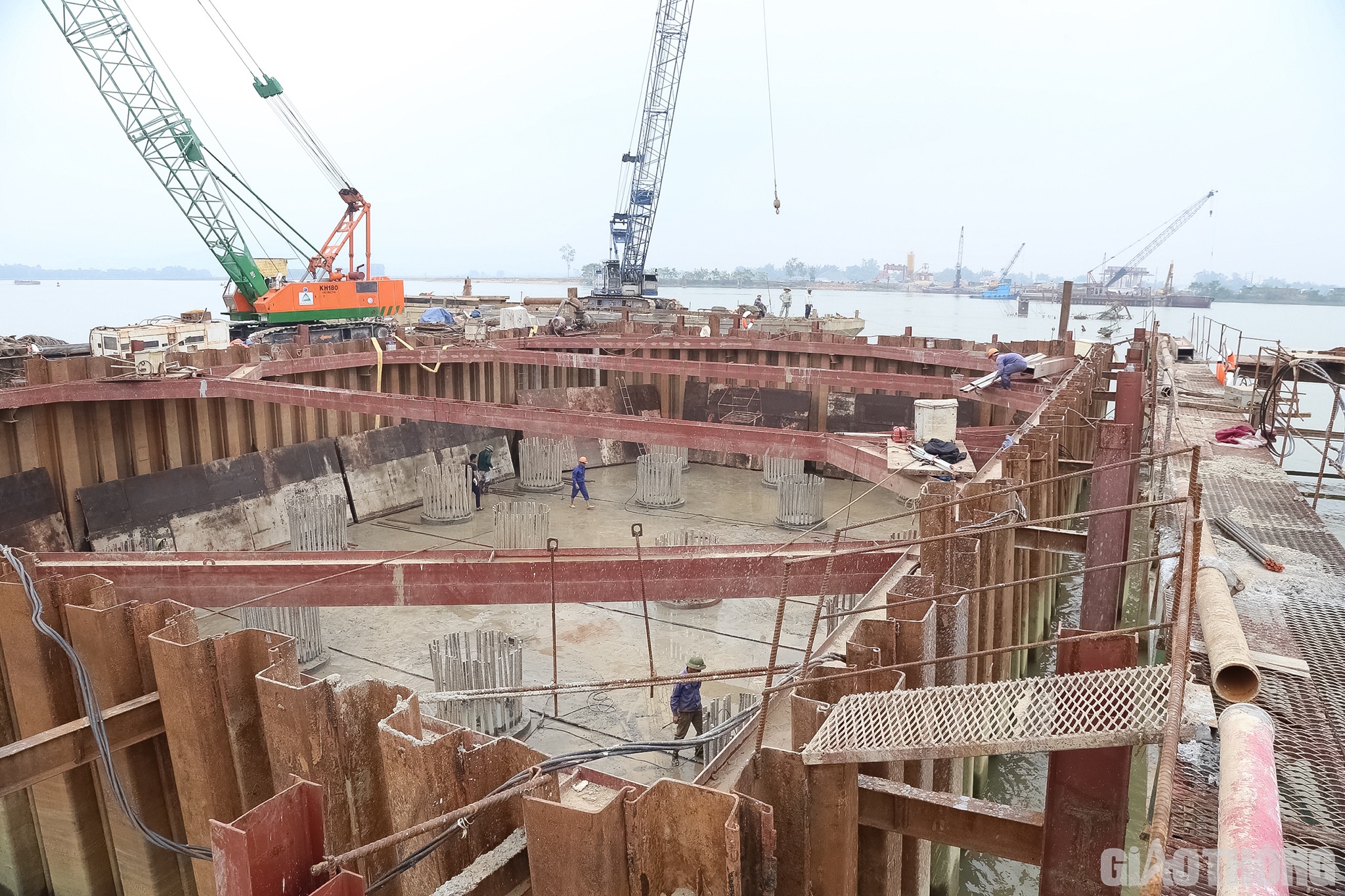 &ldquo;Mưa k&eacute;o d&agrave;i, c&ugrave;ng với thuỷ điện xả lũ đ&atilde; khiến nước d&acirc;ng ngập đến tận cầu c&ocirc;ng vụ, l&aacute;n trại c&ocirc;ng nh&acirc;n ch&igrave;m s&acirc;u trong nước đến 60 - 70cm. Mưa lũ kh&ocirc;ng chỉ khiến nhiều đoạn cầu c&ocirc;ng vụ bị cuốn tr&ocirc;i m&agrave; c&ograve;n g&acirc;y ngập &uacute;ng, mất khoảng 20 ng&agrave;y, kh&ocirc;ng thể triển khai thi c&ocirc;ng. Ngay sau khi nắng r&aacute;o, to&agrave;n bộ kỹ sư, c&ocirc;ng nh&acirc;n đ&atilde; khẩn trương triển khai thi c&ocirc;ng lại. Hiện 100 c&ocirc;ng nh&acirc;n đang t&iacute;ch cực đẩy nhanh tiến độ, l&agrave;m việc 3 ca 24/24h. Tiến độ đang nằm trong đường găng kế hoạch&rdquo;, kỹ sư Linh n&oacute;i.