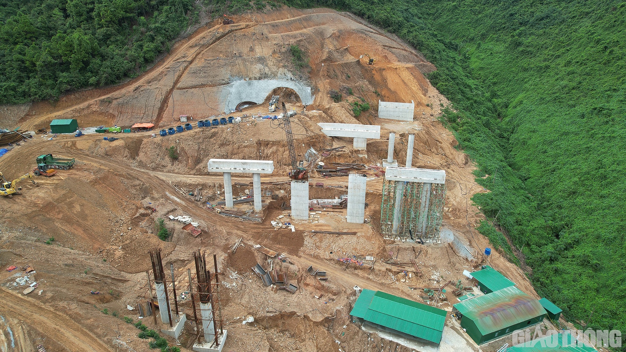 Đặc biệt, hiện c&aacute;c nh&agrave; thầu vẫn đang cần 7 triệu khối đất đắp. C&aacute;c nh&agrave; đầu tư đ&atilde; rất nỗ lực, tỉnh v&agrave; c&aacute;c sở ng&agrave;nh ở Nghệ An cũng đ&atilde; hỗ trợ hết m&igrave;nh nhưng do đang vướng c&aacute;c quy định n&ecirc;n 3/4 mỏ đất vẫn chưa được cấp giấy ph&eacute;p khai th&aacute;c, 1 mỏ được cấp th&igrave; d&acirc;n kh&ocirc;ng cho xe v&agrave;o vận chuyển&hellip; (Trong h&igrave;nh l&agrave; kh&ocirc;ng kh&iacute; thi c&ocirc;ng cầu dẫn v&agrave;o  hầm Thần Vũ)