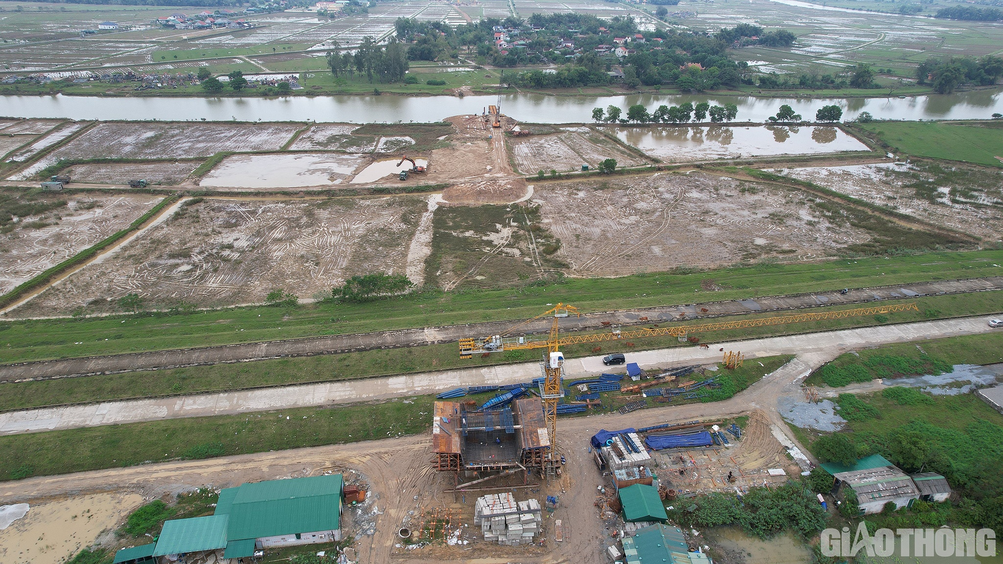 Kh&ocirc;ng chỉ g&acirc;y thiệt hại nặng nề về t&agrave;i sản, thời gian mưa lớn v&agrave; lũ d&acirc;ng ngập k&eacute;o d&agrave;i tới 13 ng&agrave;y. Sau đ&oacute; mất th&ecirc;m hơn 10 ng&agrave;y nữa để c&aacute;c nh&agrave; thầu dọn dẹp vệ sinh l&aacute;n trại, c&ocirc;ng trường, sửa chữa m&aacute;y m&oacute;c, t&iacute;nh ra tiến độ bị chậm mất 1 th&aacute;ng.