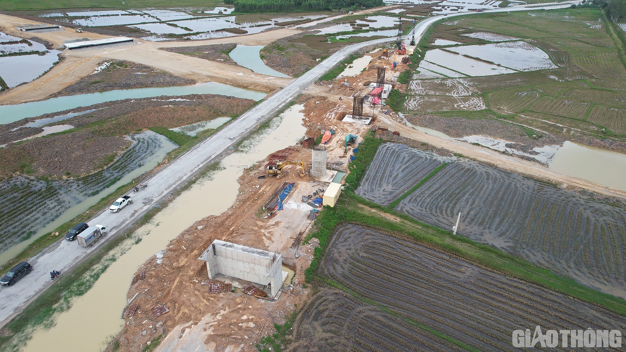 Mưa lớn k&eacute;o d&agrave;i cũng khiến hầu hết c&aacute;c vị tr&iacute; tuyến ch&iacute;nh, đường c&ocirc;ng vụ, cầu đang thi c&ocirc;ng bị ngập s&acirc;u từ 0,3 - 1m.