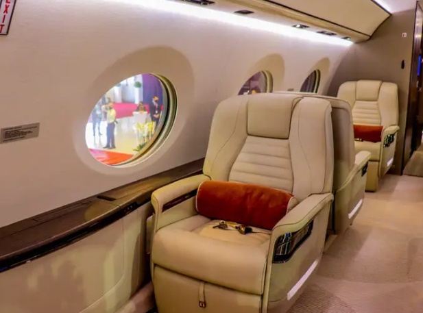 Bất cứ chiếc ghế n&agrave;o tr&ecirc;n m&aacute;y bay G700 đều c&oacute; thể ngả ra th&agrave;nh giường nhưng v&igrave; cabin c&oacute; chiều d&agrave;i lớn hơn n&ecirc;n c&oacute; th&ecirc;m kh&ocirc;ng gian để đặt hẳn một chiếc giường ti&ecirc;u chuẩn nếu chủ nh&acirc;n mong muốn. Ảnh - Insider