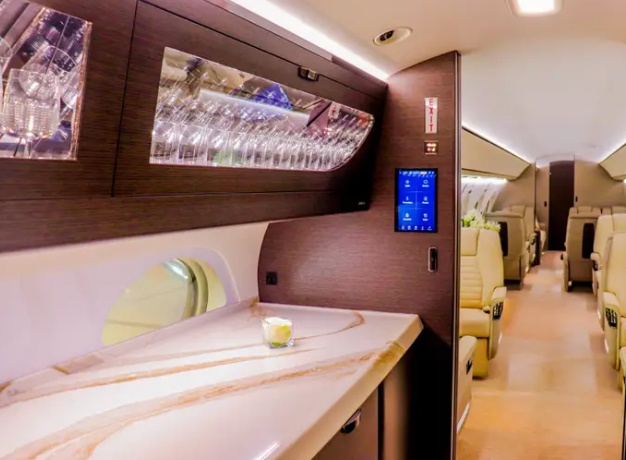 Tr&ecirc;n chiếc m&aacute;y bay G700 mẫu của Gulfstream, c&ograve;n c&oacute; khu bếp d&agrave;i tới 10 foot (3m) cho ph&eacute;p tiếp vi&ecirc;n c&oacute; kh&ocirc;ng gian rộng để chuẩn bị đồ ăn, thức uống trong suốt chuyến bay. Ảnh - Insider