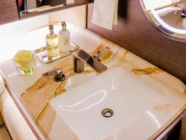 G700 thuộc d&ograve;ng m&aacute;y bay tư nh&acirc;n giới hạn c&oacute; đủ kh&ocirc;ng gian để l&agrave;m ph&ograve;ng tắm. Ảnh - Insider