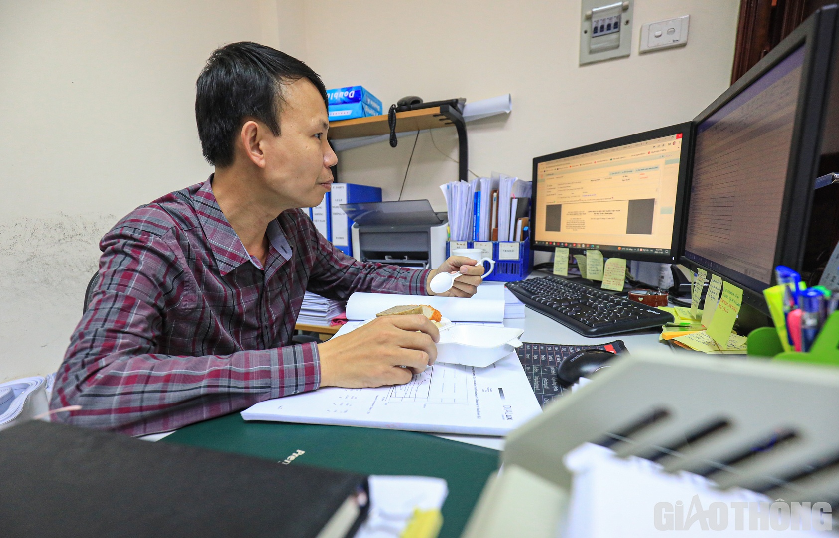 20h30, tại ph&ograve;ng Dự &aacute;n đầu tư 1, chuy&ecirc;n vi&ecirc;n Phạm B&aacute; Trung lại lục vội hộp x&ocirc;i mua từ l&uacute;c nh&aacute; nhem tối để l&oacute;t dạ. Ăn tranh thủ giữa đống hồ sơ ngổn ngang, đ&ocirc;i mắt thiếu ngủ của anh Trung vẫn kh&ocirc;ng ngừng d&otilde;i theo hồ sơ dự &aacute;n tr&ecirc;n m&agrave;n h&igrave;nh m&aacute;y t&iacute;nh.