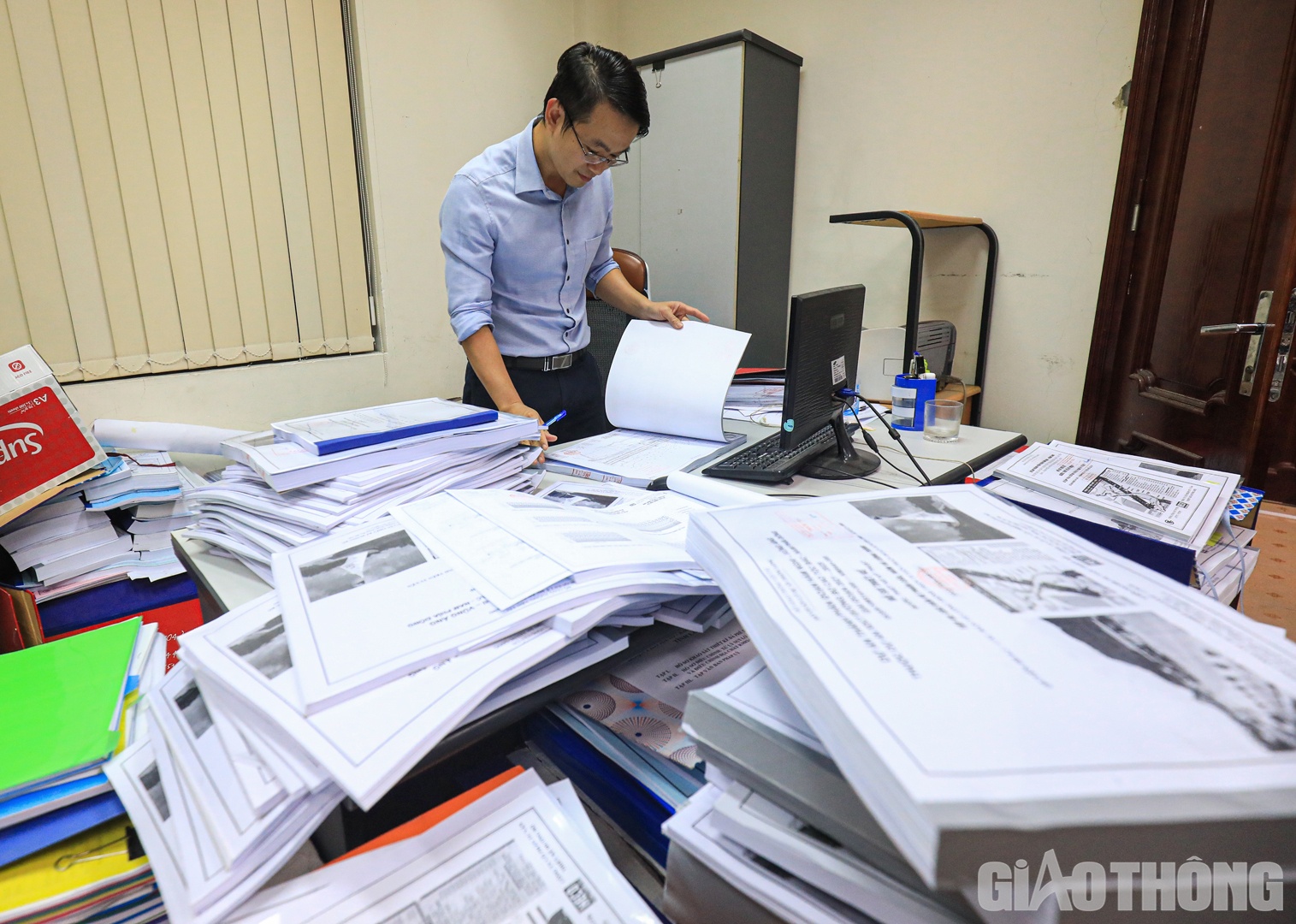 Ngay ph&ograve;ng kế b&ecirc;n, anh Phạm Quang Cường, chuy&ecirc;n vi&ecirc;n ph&ograve;ng Quản l&yacute; x&acirc;y dựng 1 cũng đang đăm chi&ecirc;u theo d&otilde;i hồ sơ để sớm c&ugrave;ng đồng nghiệp ho&agrave;n th&agrave;nh thẩm định dự &aacute;n th&agrave;nh phần B&atilde;i Vọt - H&agrave;m Nghi. "15 năm v&agrave;o nghề, chưa c&oacute; một dự &aacute;n n&agrave;o phải chạy đua tiến độ gấp r&uacute;t như dự &aacute;n cao tốc Bắc - Nam giai đoạn 2021 - 2025. &ldquo;Gấp g&aacute;p đến nỗi con c&aacute;i &ldquo;su&yacute;t&rdquo; qu&ecirc;n cả mặt bố khi mỗi ng&agrave;y phải rời khỏi nh&agrave; từ hơn 7h v&agrave; sớm nhất cũng 22h mới về gọi cửa vợ&rdquo;, nở nụ cười nhẹ, anh Cường gi&atilde;i b&agrave;y.