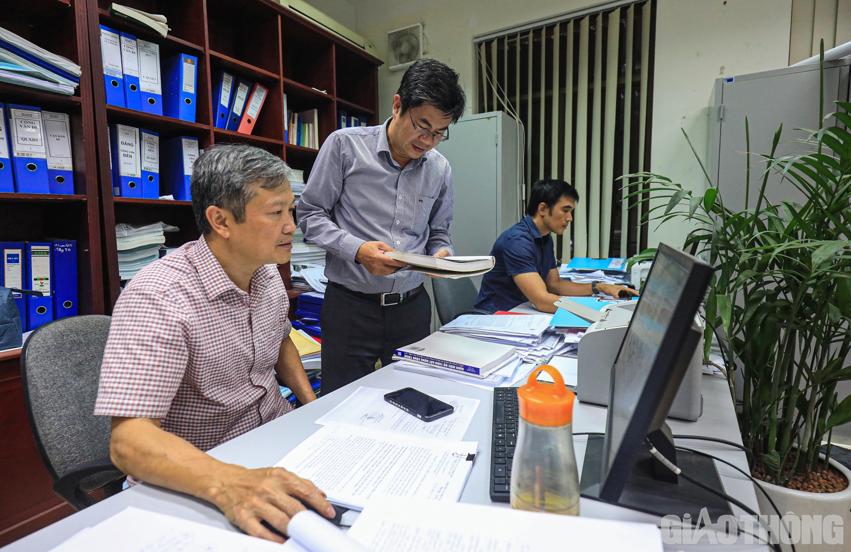 C&ugrave;ng với c&ocirc;ng t&aacute;c thẩm định của Cục, đội ngũ tư vấn thẩm tra cũng được tiến h&agrave;nh song song. Tiến độ gấp r&uacute;t, đối với từng dự &aacute;n, ph&ograve;ng sẽ lập ra một nh&oacute;m gồm 2 - 3 người. Trưởng ph&ograve;ng chịu tr&aacute;ch nhiệm tổng thể, c&aacute;c th&agrave;nh vi&ecirc;n kh&aacute;c người thẩm định phần cầu, người thẩm định phần đường, người lại thẩm định biện ph&aacute;p thi c&ocirc;ng, r&agrave; so&aacute;t chi ph&iacute; &aacute;p dụng theo quy định,&hellip; Mỗi người một đầu c&ocirc;ng việc r&aacute;p lại với nhau tạo th&agrave;nh một thể thống nhất, một b&aacute;o c&aacute;o thẩm định ho&agrave;n chỉnh.