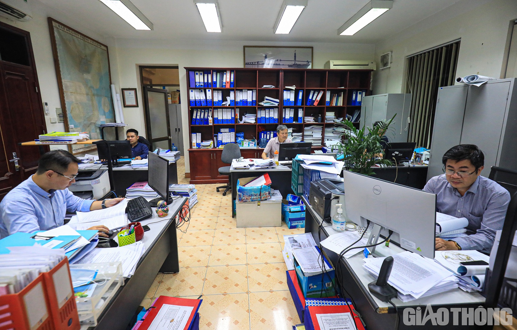 &Ocirc;ng Thuy cũng thể hiện sự x&uacute;c động trước sự cố gắng của to&agrave;n thể c&aacute;n bộ, chuy&ecirc;n vi&ecirc;n ở ph&ograve;ng Quản l&yacute; x&acirc;y dựng 3 khi vừa phải đồng thời thẩm định dự &aacute;n cao tốc Kh&aacute;nh H&ograve;a - Bu&ocirc;n Ma Thuột, vừa chịu tr&aacute;ch nhiệm đ&ocirc;n đốc, quản l&yacute; tại 3 dự &aacute;n th&agrave;nh phần cao tốc Bắc - Nam giai đoạn 1; Dự &aacute;n th&agrave;nh phần Quy Nhơn - Ch&iacute; Thạnh đang thẩm định đi qua địa h&igrave;nh phức tạp, việc khảo s&aacute;t thiết kế bị k&eacute;o d&agrave;i.  Song, tất cả đều dốc sức chạy đua với thời gian, ho&agrave;n th&agrave;nh c&aacute;c hạng mục c&ocirc;ng việc đ&uacute;ng kế hoạch, đảm bảo mục ti&ecirc;u cao nhất l&agrave; khởi c&ocirc;ng v&agrave;o cuối năm 2022 của dự &aacute;n.