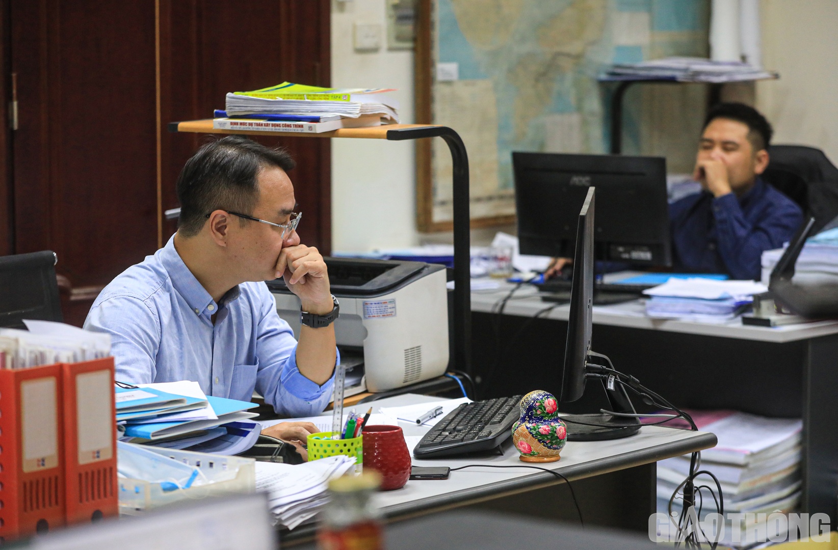 Khối lượng c&ocirc;ng việc lớn đ&ograve;i hỏi sự tập trung cao độ. C&oacute; những khoảnh khắc, cả chục c&aacute;n bộ, chuy&ecirc;n vi&ecirc;n trong c&ugrave;ng một ph&ograve;ng l&agrave;m việc nhưng chẳng ai n&oacute;i với ai một lời.