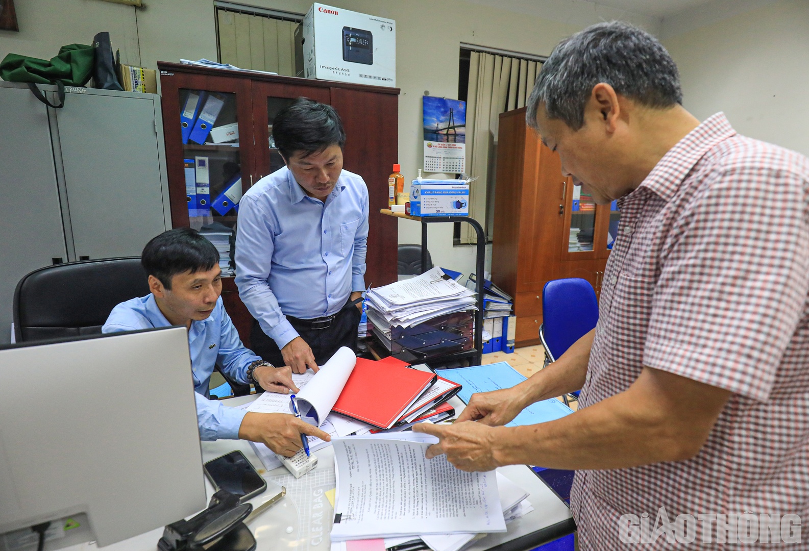 &ldquo;Từ giữa th&aacute;ng 9/2022 đến giờ, chuyện nửa đ&ecirc;m rời cơ quan lại &ldquo;như cơm bữa&rdquo; với l&atilde;nh đạo, chuy&ecirc;n vi&ecirc;n Cục v&agrave; h&agrave;ng trăm anh em tư vấn, ban QLDA. Tất cả phải tiếp tục dồn lực cho c&ocirc;ng t&aacute;c thẩm định&rdquo;, &ocirc;ng Th&aacute;i B&aacute; Thuy, Trưởng ph&ograve;ng Quản l&yacute; x&acirc;y dựng 3 (đứng giữa) chia sẻ v&agrave; cho biết, l&agrave; ph&ograve;ng chuy&ecirc;n m&ocirc;n được giao nhiệm vụ thẩm định hai dự &aacute;n th&agrave;nh phần Ho&agrave;i Nhơn - Quy Nhơn v&agrave; Quy Nhơn - Ch&iacute; Thạnh, để đ&aacute;p ứng tiến độ, c&ocirc;ng t&aacute;c thẩm định được thực hiện theo hướng &ldquo;vừa chạy, vừa xếp h&agrave;ng&rdquo; nhưng vẫn phải đảm bảo về chất lượng v&agrave; tr&igrave;nh tự thủ tục theo quy định. Tất cả c&aacute;c hồ sơ sau khi được tư vấn thiết kế ho&agrave;n thiện sơ bộ sẽ được chuyển ngay file mềm để Cục xem trước v&agrave; c&oacute; &yacute; kiến trước một số nội dung để tư vấn chỉnh sửa, ho&agrave;n thiện ngay. Ngay sau khi hồ sơ ho&agrave;n chỉnh, sẽ được chuyển song h&agrave;nh cho Cục v&agrave; cả Tư vấn thẩm tra c&ugrave;ng thực hiện r&agrave; so&aacute;t đồng thời. Như vậy, từ khi tư vấn bắt đầu lập hồ sơ đến khi ho&agrave;n th&agrave;nh c&ocirc;ng t&aacute;c thẩm định, thời gian sẽ được r&uacute;t ngắn đ&aacute;ng kể.