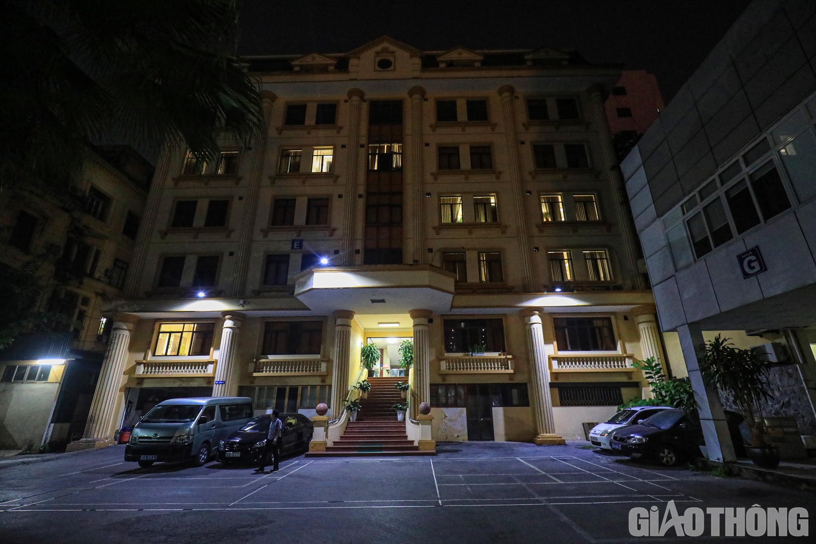 20h00 tối ng&agrave;y 7/11, khắp c&aacute;c tuyến đường nội đ&ocirc; H&agrave; Nội, nhiều gia đ&igrave;nh t&iacute;u t&iacute;t đưa nhau dạo phố phường, qu&aacute;n x&aacute; dần đ&ocirc;ng đ&uacute;c với những tiếng cười đ&ugrave;a sau ng&agrave;y d&agrave;i l&agrave;m việc, nhiều ph&ograve;ng l&agrave;m vệc tại t&ograve;a nh&agrave; Cục Quản l&yacute; đầu tư x&acirc;y dựng trong khu&ocirc;n vi&ecirc;n trụ sở Bộ GTVT vẫn &ldquo;chong&rdquo; đ&egrave;n chạy nước r&uacute;t chiến dịch lớn thứ hai của dự &aacute;n cao tốc Bắc - Nam giai đoạn 2 - thẩm định thiết kế kỹ thuật, dự to&aacute;n của 12 dự &aacute;n th&agrave;nh phần.