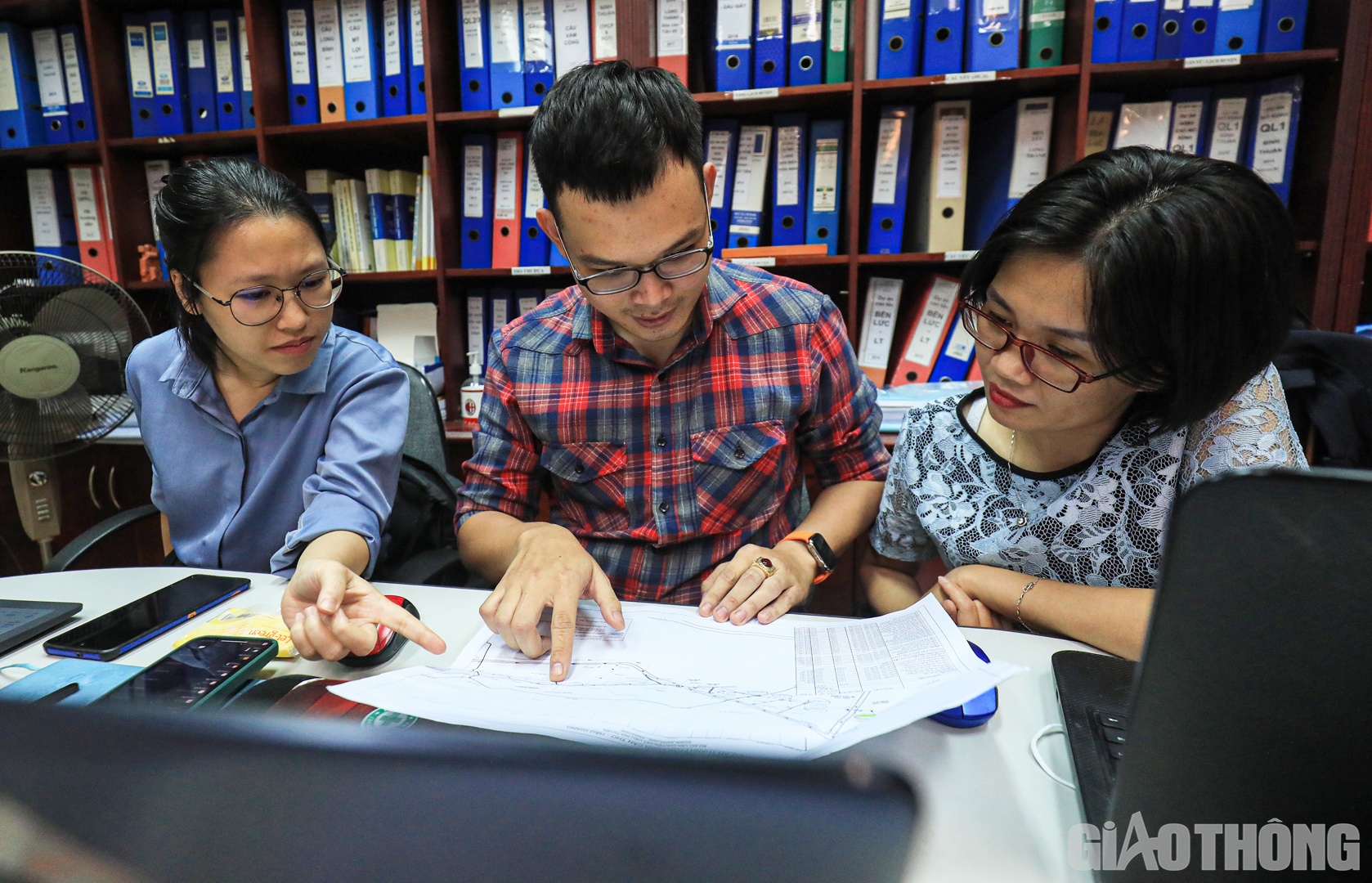 Từ khi triển khai dự &aacute;n đến nay, l&atilde;nh đạo, chuy&ecirc;n vi&ecirc;n Cục Quản l&yacute; đầu tư x&acirc;y dựng gần như kh&ocirc;ng c&oacute; ng&agrave;y nghỉ. Thời gian thảnh thơi c&oacute; chăng l&agrave; 1 - 2 ng&agrave;y tranh thủ về sớm với gia đ&igrave;nh sau khi ho&agrave;n th&agrave;nh một đầu c&ocirc;ng việc lớn. Khối lượng c&ocirc;ng việc &ldquo;khổng lồ&rdquo;, nhiều khi ốm cũng chẳng thể y&ecirc;n t&acirc;m ở nh&agrave;, gắng gượng được lại lao đến cơ quan l&agrave;m việc.