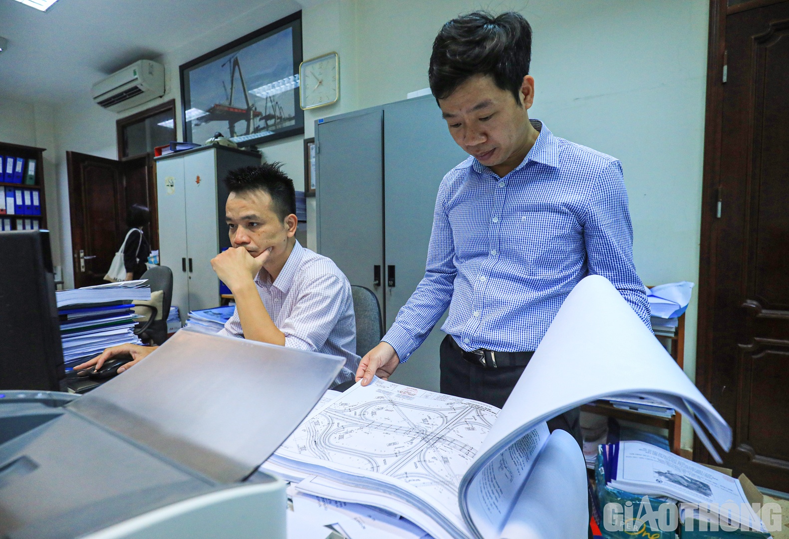 "Nhằm động vi&ecirc;n, kh&iacute;ch lệ tinh thần l&agrave;m việc của anh em, C&ocirc;ng đo&agrave;n Cục cũng đ&atilde; d&agrave;nh sự quan t&acirc;m đặc biệt, thường xuy&ecirc;n chuẩn bị suất ăn tối, ăn đ&ecirc;m theo sở th&iacute;ch của từng người để đảm bảo sức khỏe, tiếp tục chạy nước r&uacute;t, gi&uacute;p dự &aacute;n khởi c&ocirc;ng theo đ&uacute;ng y&ecirc;u cầu tại Nghị quyết 18 của Ch&iacute;nh phủ", l&atilde;nh đạo Cục Quản l&yacute; đầu tư x&acirc;y dựng chia sẻ th&ecirc;m.