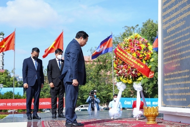 Thủ tướng Phạm Minh Ch&iacute;nh đặt v&ograve;ng hoa tại Đ&agrave;i Hữu nghị Việt Nam &ndash; Campuchia. Ảnh: VGP/Nhật Bắc