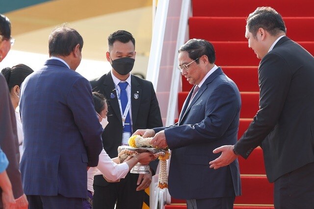 Đ&oacute;n Thủ tướng Phạm Minh Ch&iacute;nh v&agrave; Đo&agrave;n đại biểu Việt Nam tại s&acirc;n bay quốc tế Phnom Penh, Campuchia, về ph&iacute;a Campuchia c&oacute; Bộ trưởng Bộ Du lịch Thong Khon; đại diện Ủy ban Kh&aacute;nh tiết Quốc gia; Quốc vụ khanh Bộ Ngoại giao v&agrave; Hợp t&aacute;c quốc tế Soeung Rathchavy; Đại sứ Campuchia tại Việt Nam Chay Navuth; l&atilde;nh đạo Vụ Ch&acirc;u &Aacute; &ndash; Th&aacute;i B&igrave;nh Dương, Bộ Ngoại giao v&agrave; Hợp t&aacute;c quốc tế. Về ph&iacute;a Việt Nam, c&oacute; Đại sứ Việt Nam tại Campuchia Nguyễn Huy Tăng c&ugrave;ng c&aacute;n bộ, nh&acirc;n vi&ecirc;n Đại sứ qu&aacute;n Việt Nam tại Campuchia. Ảnh: VGP/Nhật Bắc