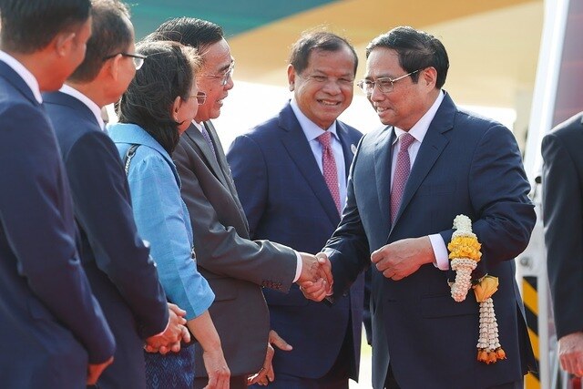 Theo chương tr&igrave;nh dự kiến, s&aacute;ng c&ugrave;ng ng&agrave;y, Thủ tướng Vương quốc Campuchia Samdech Techo Hun Sen sẽ chủ tr&igrave; lễ đ&oacute;n ch&iacute;nh thức Thủ tướng Phạm Minh Ch&iacute;nh v&agrave; đo&agrave;n đại biểu Việt Nam tại Cung H&ograve;a B&igrave;nh, Thủ đ&ocirc; Phnom Penh. Sau lễ đ&oacute;n ch&iacute;nh thức, hai Thủ tướng sẽ tiến h&agrave;nh hội đ&agrave;m v&agrave; chứng kiến lễ k&yacute; kết c&aacute;c văn kiện hợp t&aacute;c.