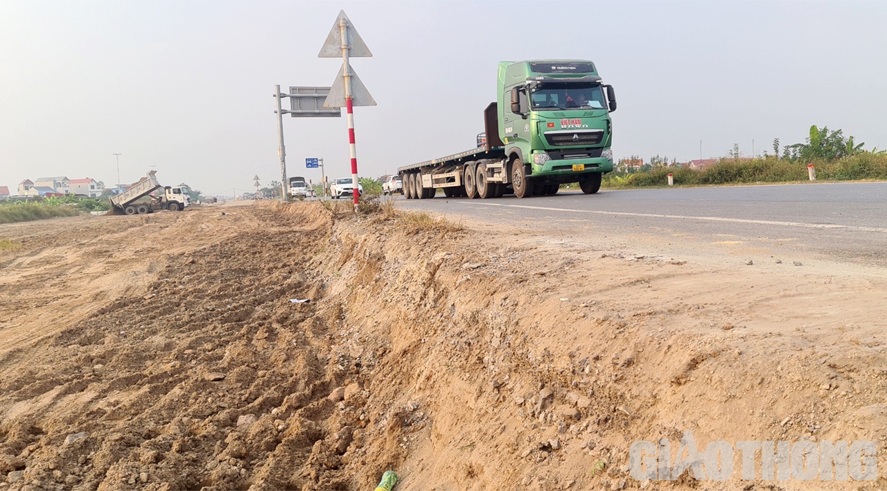 Đoạn km 20+200 s&aacute;t n&uacute;t giao đ&egrave;n t&iacute;n hiệu ở ph&iacute;a Bắc cầu Hưng H&agrave;, nh&agrave; thầu m&uacute;c đất s&acirc;u xuống dưới nền đường tới 40cm nhưng kh&ocirc;ng đặt cọc ti&ecirc;u, căng d&acirc;y ph&acirc;n l&agrave;n, g&acirc;y nguy hiểm cho c&aacute;c phương tiện lưu th&ocirc;ng tr&ecirc;n tuyến.