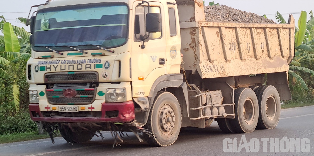 ...v&agrave; kh&ocirc;ng hề che phủ bạt khi di chuyển.