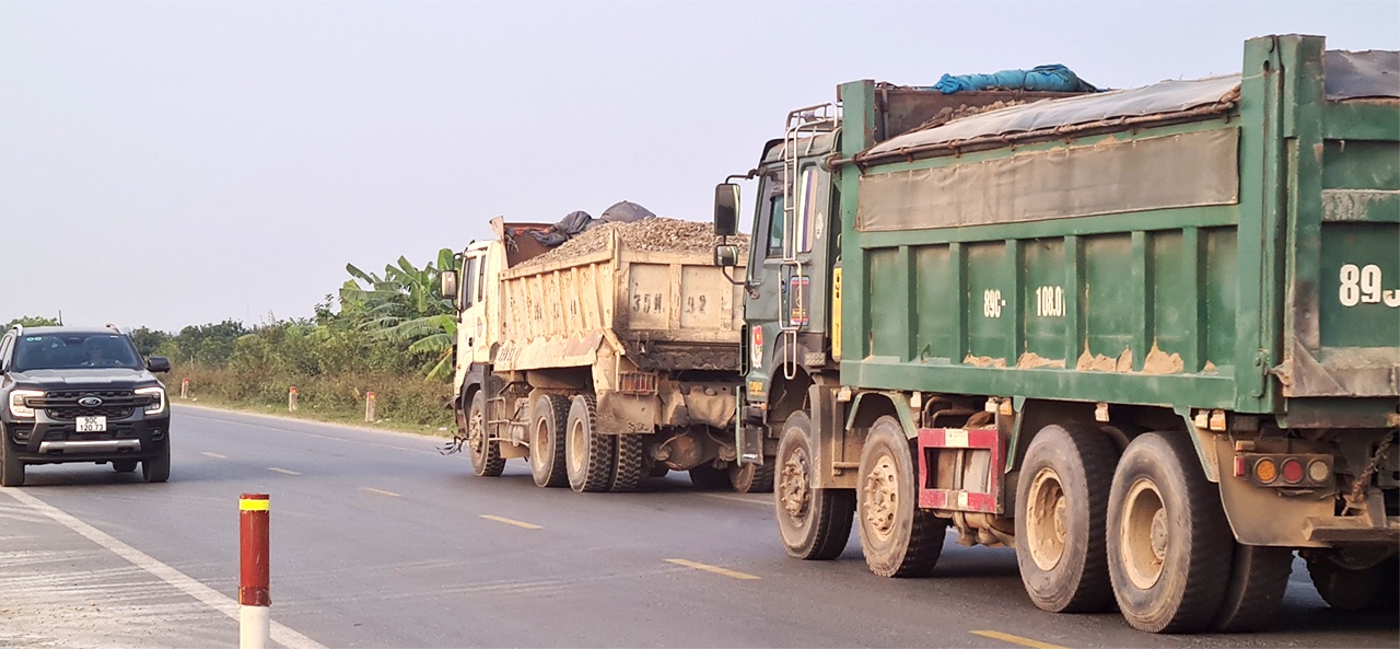 Đất đ&aacute; rơi v&atilde;i, bụi bặm trong qu&aacute; tr&igrave;nh xe lưu th&ocirc;ng nhưng kh&ocirc;ng thấy lực lượng chức năng n&agrave;o ra c&acirc;n kiểm tra, xử l&yacute;.
