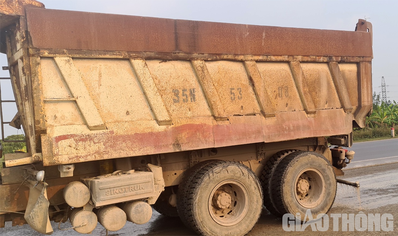 Một chiếc xe c&oacute; dấu hiệu cơi nới th&agrave;nh th&ugrave;ng chở nước tưới l&ecirc;n cấp phối đ&aacute; dăm. Khi PV nhờ c&aacute;n bộ đăng kiểm tra dữ liệu kiểm định th&igrave; ph&aacute;t hiện xe đ&atilde; hết đăng kiểm từ năm 2019.