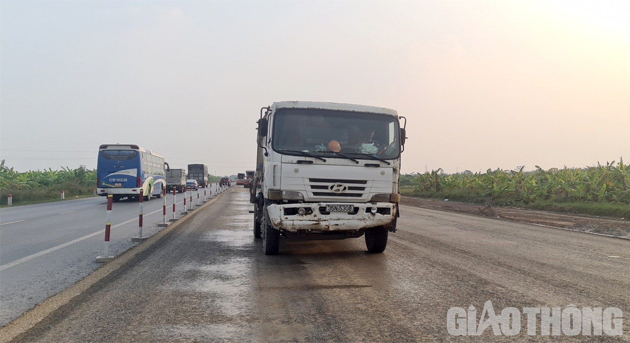 Ng&agrave;y 8/11, trong qu&aacute; tr&igrave;nh di chuyển tr&ecirc;n tuyến đường nối cao tốc Ph&aacute;p V&acirc;n &ndash; Cầu Giẽ với cao tốc H&agrave; Nội - Hải Ph&ograve;ng (đường nối 2 cao tốc), PV đ&atilde; nhiều lần bắt gặp c&aacute;c xe cũ n&aacute;t của Doanh nghiệp Tư nh&acirc;n Xu&acirc;n Trường (nh&agrave; thầu thi c&ocirc;ng dự &aacute;n) di chuyển tr&ecirc;n đường v&agrave; tr&ecirc;n c&ocirc;ng trường. (Ảnh chụp tại Km16+200).