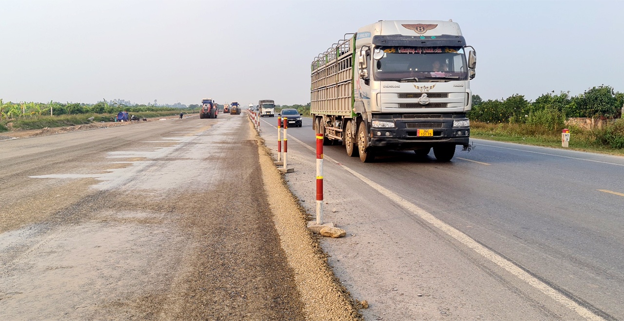 Đ&acirc;y l&agrave; tuyến đường vừa thi c&ocirc;ng vừa khai th&aacute;c, mật độ xe lưu th&ocirc;ng đ&ocirc;ng đ&uacute;c, nhưng hệ thống cọc ti&ecirc;u lại kh&ocirc;ng c&oacute; d&acirc;y ph&acirc;n l&agrave;n theo quy định.