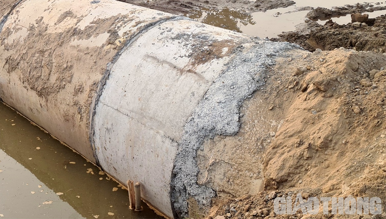 Tại vị tr&iacute; thi c&ocirc;ng cống tr&ograve;n ngang đường ở đoạn km20, những khẩu cống sứt mẻ được ch&iacute;t, phủ qua loa bằng b&ecirc; t&ocirc;ng hạt to...