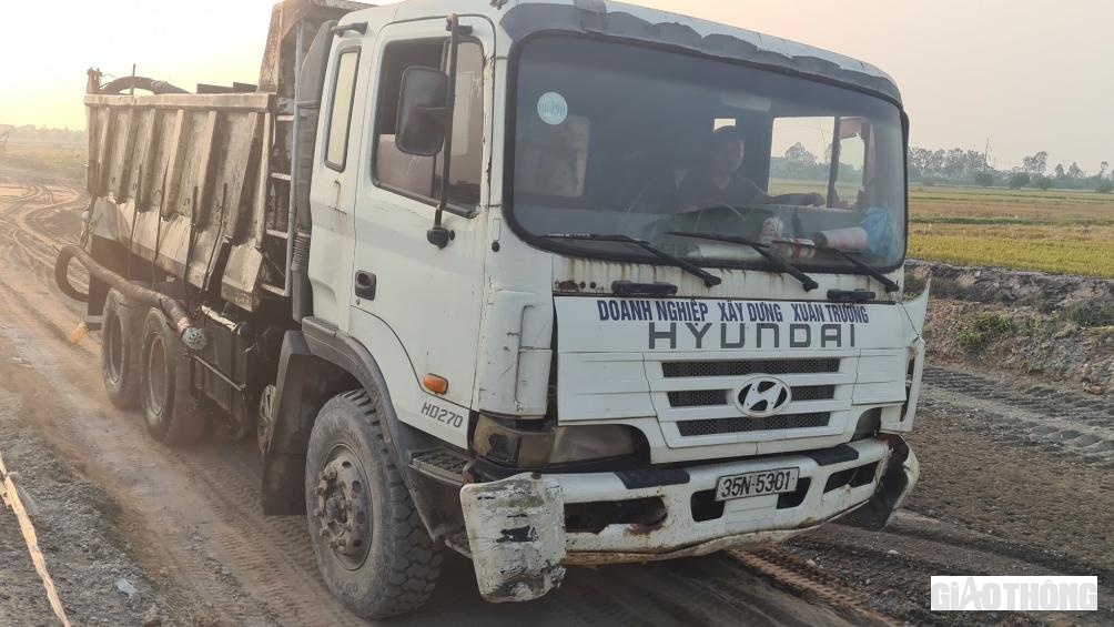 Đi dọc theo đoạn thi c&ocirc;ng của nh&agrave; thầu Xu&acirc;n Trường, PV ghi nhận 3 xe trong t&igrave;nh trạng hết kiểm định từ l&acirc;u, gồm: Xe 35N-9076 hết hạn đăng kiểm ng&agrave;y 01/10/2019; Xe 35N-5308 kh&ocirc;ng c&ograve;n dữ liệu đăng kiểm, lần nộp ph&iacute; đường bộ cuối c&ugrave;ng v&agrave;o th&aacute;ng 6/2016; Xe 35N-5301 kh&ocirc;ng c&ograve;n dữ liệu đăng kiểm, lần nộp ph&iacute; đường bộ cuối c&ugrave;ng v&agrave;o th&aacute;ng 8/2014.