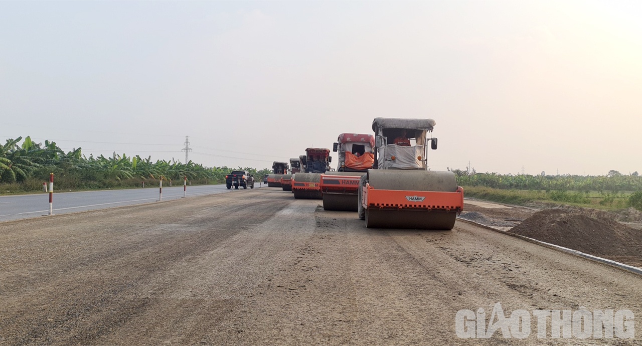 Li&ecirc;n quan đến những phản &aacute;nh tr&ecirc;n, &ocirc;ng Ho&agrave;ng Hải B&igrave;nh, Gi&aacute;m đốc Ban QLDA C&ocirc;ng tr&igrave;nh giao th&ocirc;ng, Sở GTVT Hưng Y&ecirc;n cho biết, sẽ cho kiểm tra v&agrave; chấn chỉnh ngay.
