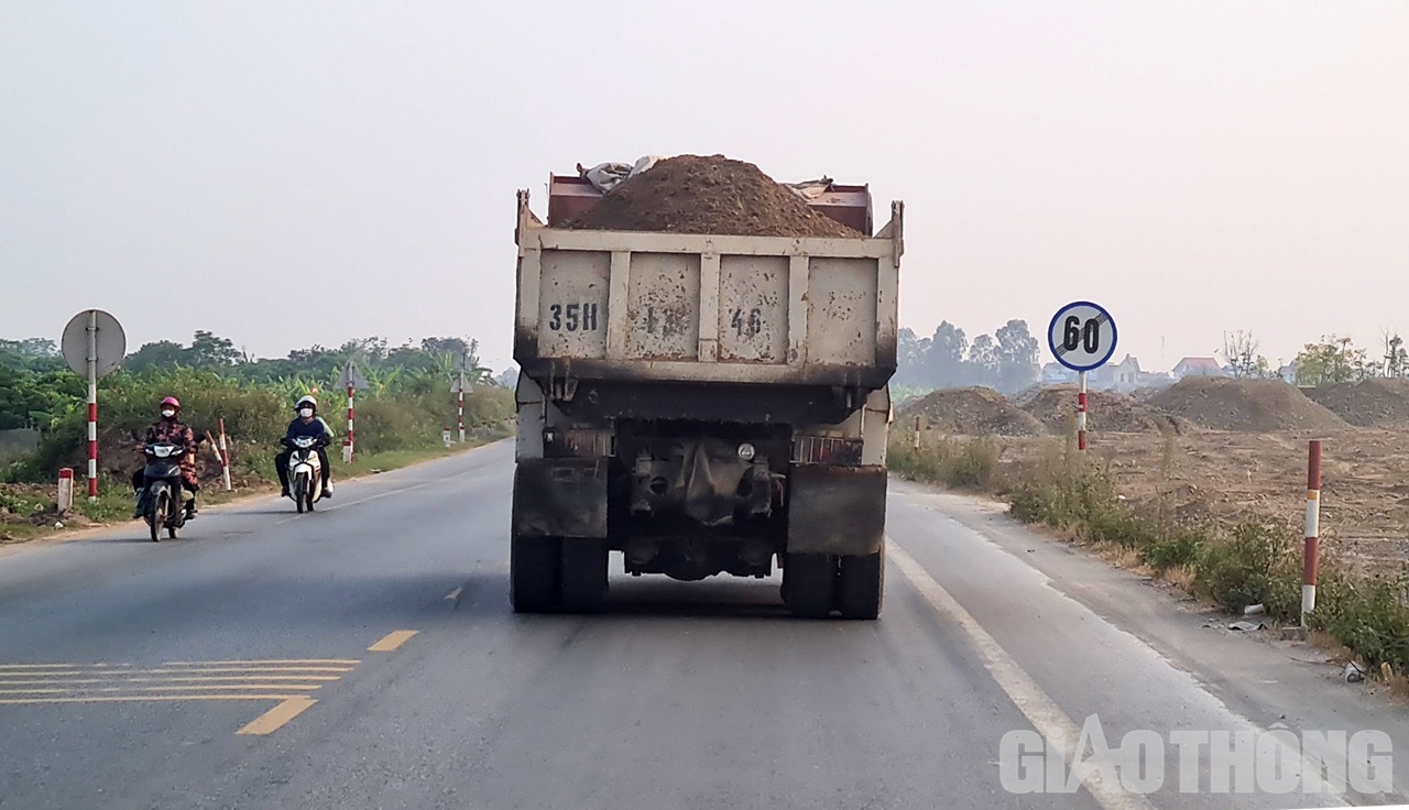 Bất ngờ hơn, to&agrave;n bộ c&aacute;c xe vận chuyển đ&aacute; cấp phối của nh&agrave; thầu Xu&acirc;n Trường đều được x&uacute;c c&oacute; ngọn, cao hơn th&agrave;nh th&ugrave;ng 40 - 50cm...