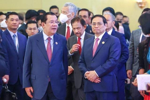 S&aacute;ng 11/11, Hội nghị Cấp cao ASEAN lần thứ 40, 41 đ&atilde; ch&iacute;nh thức khai mạc tại Thủ đ&ocirc; Phnom Penh của Campuchia. 
Hội nghị c&oacute; sự tham dự của L&atilde;nh đạo c&aacute;c nước ASEAN, Tổng Thư k&yacute; ASEAN v&agrave; nhiều đại diện đối t&aacute;c, tổ chức quốc tế. Thủ tướng Ch&iacute;nh phủ Phạm Minh Ch&iacute;nh dẫn đầu đo&agrave;n đại biểu Việt Nam tham dự lễ khai mạc. Ảnh: VGP/Nhật Bắc