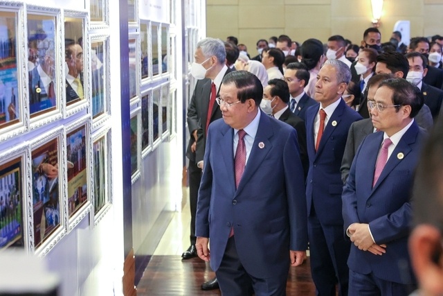 Hội nghị Cấp cao ASEAN lần thứ 40, 41 v&agrave; c&aacute;c Hội nghị Cấp cao li&ecirc;n quan l&agrave; dịp để c&aacute;c nước c&ugrave;ng nh&igrave;n lại v&agrave; quyết t&acirc;m phấn đấu cho một tương lai đo&agrave;n kết, tự cường, bao tr&ugrave;m v&agrave; dựa tr&ecirc;n luật lệ. Nhiều Tuy&ecirc;n bố quan trọng sẽ được th&ocirc;ng qua như Tuy&ecirc;n bố kỷ niệm 55 năm th&agrave;nh lập ASEAN, Tuy&ecirc;n bố ASEAN H&agrave;nh động: C&ugrave;ng ứng ph&oacute; th&aacute;ch thức v&agrave; Tuy&ecirc;n bố Nghị sự kết nối ASEAN sau năm 2025, l&agrave; những định hướng ch&iacute;nh s&aacute;ch để th&uacute;c đẩy hợp t&aacute;c kinh tế, ph&aacute;t triển đồng đều, kết nối xuy&ecirc;n suốt v&agrave; duy tr&igrave; vai tr&ograve; trung t&acirc;m của ASEAN trong cấu tr&uacute;c khu vực. Ảnh: VGP/Nhật Bắc