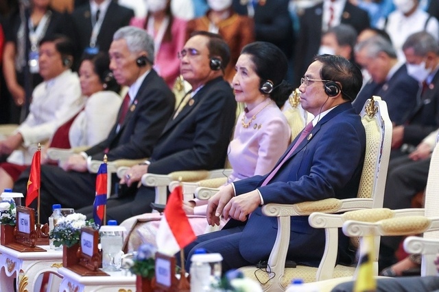 Trải qua ba năm dịch bệnh Covid-19, với tinh thần đo&agrave;n kết v&agrave; nỗ lực bền bỉ của từng nước th&agrave;nh vi&ecirc;n v&agrave; cả gia đ&igrave;nh ASEAN, c&oacute; thể n&oacute;i ASEAN đ&atilde; th&agrave;nh c&ocirc;ng vượt qua dịch bệnh, nối lại c&aacute;c hoạt động kinh tế, đặc biệt tốc độ tăng trưởng kinh tế của khu vực được dự b&aacute;o đạt 5,3% v&agrave; 4,9% trong năm 2022 v&agrave; 2023 l&agrave; mức tăng khả quan so với thế giới. Ảnh: VGP/Nhật Bắc