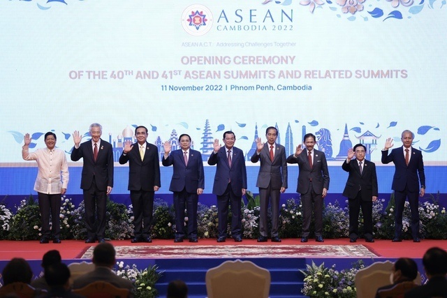 C&ugrave;ng với những th&agrave;nh quả đạt được, Thủ tướng Hun Sen nhấn mạnh cần nhận thức r&otilde; ASEAN v&agrave; khu vực đang đối mặt với rất nhiều kh&oacute; khăn, th&aacute;ch thức, đặt ra y&ecirc;u cầu cấp thiết cần c&oacute; c&aacute;ch tiếp cận tổng thể, tầm nh&igrave;n, định hướng v&agrave; ch&iacute;nh s&aacute;ch đ&uacute;ng đắn. Đ&oacute; cũng ch&iacute;nh l&agrave; tinh thần cốt l&otilde;i của chủ đề năm 2022 "C&ugrave;ng ứng ph&oacute; th&aacute;ch thức". Trong bối cảnh đ&oacute;, ASEAN cần d&agrave;nh ưu ti&ecirc;n cao nhất cho duy tr&igrave; đo&agrave;n kết, thống nhất v&agrave; vai tr&ograve; trung t&acirc;m để c&ugrave;ng nhau vượt qua th&aacute;ch thức, x&acirc;y dựng cộng đồng tự cường cho tất cả người d&acirc;n. Hướng tới tương lai, ASEAN cần ph&aacute;t huy mạnh mẽ những gi&aacute; trị đ&atilde; l&agrave;m n&ecirc;n th&agrave;nh c&ocirc;ng của ASEAN trong suốt hơn 5 thập kỷ qua. Đ&oacute; l&agrave; kết quả của sự nỗ lực v&agrave; bền bỉ phấn đấu m&agrave; tất cả ch&uacute;ng ta cần tr&acirc;n trọng giữ g&igrave;n để ghi tiếp những dấu ấn th&agrave;nh c&ocirc;ng trong chặng đường tiếp theo. Ảnh: VGP/Nhật Bắc