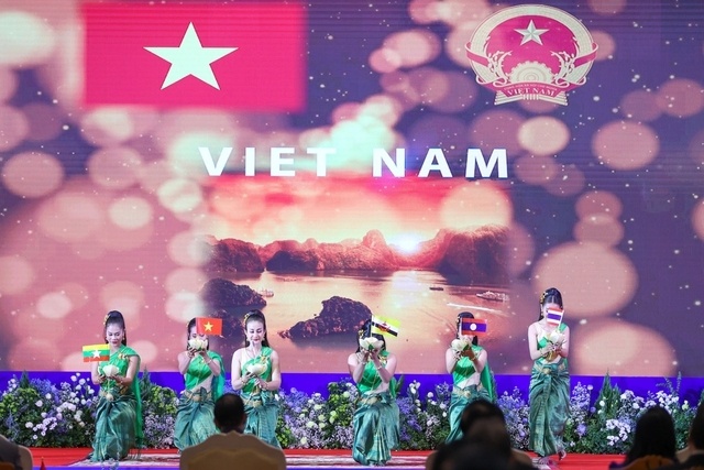 Lễ khai mạc được tổ chức trọng thể với sự tham dự của L&atilde;nh đạo c&aacute;c nước ASEAN, đối t&aacute;c v&agrave; đại diện nhiều tổ chức quốc tế. Lễ khai mạc thể hiện đậm đ&agrave; bản sắc ASEAN th&ocirc;ng qua c&aacute;c tiết mục văn nghệ truyền thống mang dấu ấn văn h&oacute;a của c&aacute;c nước th&agrave;nh vi&ecirc;n.
Ngay sau phi&ecirc;n khai mạc, L&atilde;nh đạo c&aacute;c nước ASEAN tham dự phi&ecirc;n họp to&agrave;n thể Hội nghị Cấp cao ASEAN lần thứ 40 v&agrave; phi&ecirc;n họp hẹp Hội nghị Cấp cao ASEAN lần thứ 41. Ảnh: VGP/Nhật Bắc