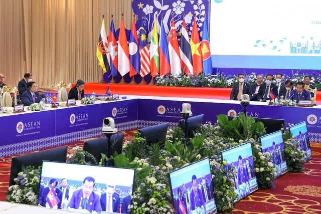 Để ph&aacute;t huy tiềm năng quan hệ đối t&aacute;c thương mại-kinh tế, hai b&ecirc;n nhất tr&iacute; đảm bảo t&iacute;nh li&ecirc;n tục của d&ograve;ng chảy thương mại v&agrave; đầu tư, củng cố kết nối v&agrave; tự cường chuỗi cung ứng, tạo thuận lợi thương mại v&agrave; h&agrave;ng h&oacute;a, thực hiện hiệu quả Khu vực Thương mại Tự do ASEAN-Ấn Độ (AIFTA).
Hướng tới tương lai, ASEAN v&agrave; Ấn Độ nhất tr&iacute; tập trung ưu ti&ecirc;n th&uacute;c đẩy phục hồi, hỗ trợ nhau n&acirc;ng cao năng lực y tế, đẩy mạnh tăng cường hợp t&aacute;c biển bền vững, trong đ&oacute; tận dụng hiệu quả khoản t&iacute;n dụng 1 tỷ USD m&agrave; Ch&iacute;nh phủ Ấn Độ cam kết d&agrave;nh cho hợp t&aacute;c biển với ASEAN, chống khủng bố, tội phạm xuy&ecirc;n quốc gia; th&uacute;c đẩy kết nối, ứng dụng khoa học c&ocirc;ng nghệ, chuyển đổi số, đồng thời mở rộng hợp t&aacute;c chuyển đổi năng lượng, ứng ph&oacute; biến đổi kh&iacute; hậu, ph&aacute;t triển xanh v&agrave; bền vững. Ảnh - VGP
