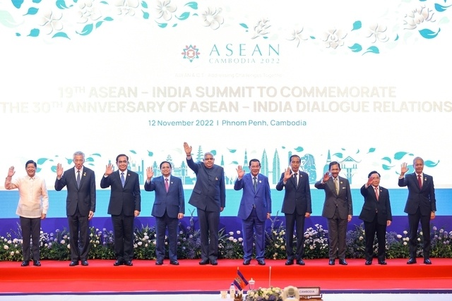 Ph&aacute;t biểu tại Hội nghị, Thủ tướng Ch&iacute;nh phủ Phạm Minh Ch&iacute;nh đề nghị ASEAN v&agrave; Ấn Độ cần tận dụng hiệu quả vị tr&iacute; địa chiến lược quan trọng nằm b&ecirc;n bờ Ấn Độ Dương v&agrave; Th&aacute;i B&igrave;nh Dương, d&agrave;nh ưu ti&ecirc;n cao cho hợp t&aacute;c biển b&ecirc;̀n vững; phối hợp khai th&aacute;c dư địa hợp t&aacute;c thương mại, đầu tư, kết nối c&ograve;n rộng mở, đa dạng ho&aacute; chuỗi cung ứng v&agrave; sản xuất, trong đ&oacute; đề nghị Ấn Độ tiếp tục mở cửa hơn nữa thị trường cho h&agrave;ng n&ocirc;ng sản của Việt Nam v&agrave; c&aacute;c nước ASEAN; mở rộng hợp t&aacute;c ứng dụng c&ocirc;ng nghệ, đ&agrave;o tạo nguồn nh&acirc;n lực, chuyển đổi số, chuyển đổi xanh, kinh tế tuần ho&agrave;n; tăng cường hợp t&aacute;c ph&aacute;t triển tiểu v&ugrave;ng Mekong, trong đ&oacute; c&oacute; th&ocirc;ng qua khu&ocirc;n khổ hợp t&aacute;c Mekong-S&ocirc;ng Hằng; đồng thời tiếp tục phối hợp chặt chẽ, hỗ trợ lẫn nhau n&acirc;ng cao năng lực tự cường về y tế, ph&aacute;t triển ng&agrave;nh c&ocirc;ng nghiệp dược, trao đổi th&ocirc;ng tin, chia sẻ kinh nghiệm nhằm n&acirc;ng cao chất lượng chăm s&oacute;c sức khoẻ người d&acirc;n. Ảnh - VGP