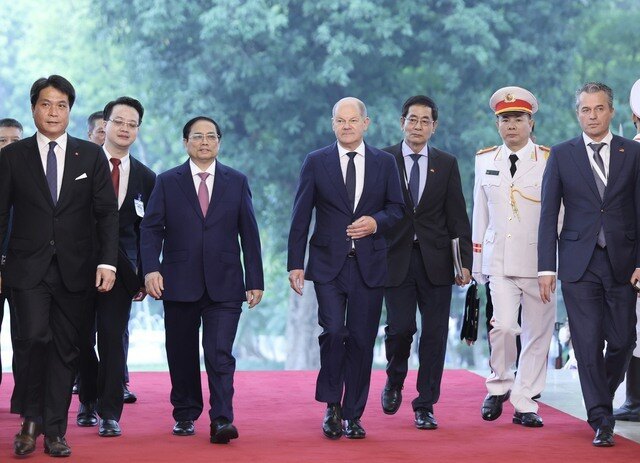 Chiều 13/11, tại Phủ Chủ tịch, Thủ tướng Phạm Minh Ch&iacute;nh chủ tr&igrave; lễ đ&oacute;n Thủ tướng Cộng h&ograve;a Li&ecirc;n bang Đức Olaf Scholz thăm ch&iacute;nh thức Việt Nam từ ng&agrave;y 13 đến ng&agrave;y 14/11. 
Lễ đ&oacute;n được tổ chức trọng thể theo nghi thức d&agrave;nh cho người đứng đầu Ch&iacute;nh phủ thăm ch&iacute;nh thức Việt Nam.
Theo chương tr&igrave;nh, hai Thủ tướng cũng sẽ tham dự hội nghị b&agrave;n tr&ograve;n với c&aacute;c doanh nghiệp Việt Nam v&agrave; Đức.
Lễ đ&oacute;n ch&iacute;nh thức diễn ra chỉ v&agrave;i giờ sau khi Thủ tướng Phạm Minh Ch&iacute;nh về tới H&agrave; Nội sau chuyến thăm v&agrave; dự nhiều Hội nghị cấp cao k&eacute;o d&agrave;i 6 ng&agrave;y tại Campuchia.